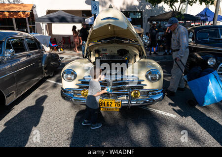 Glendale, Stati Uniti d'America. 21 Luglio, 2019. Un ragazzo opinioni un auto classica durante la ventiseiesima Glendale Crociera Notte nella Città di Glendale, California, Stati Uniti, 20 luglio 2019. Il ventiseiesimo Glendale crociera notte si è svolta nel centro cittadino di Glendale Sabato, attraendo un sacco di classico per gli appassionati di auto. Credito: Qian Weizhong/Xinhua/Alamy Live News Foto Stock