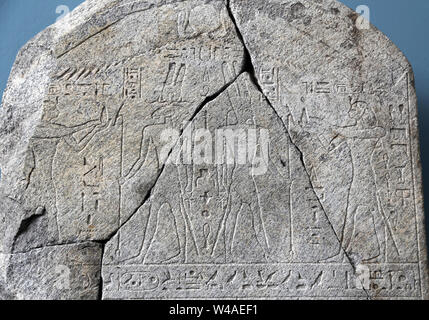 Lunetta del re Taharqa (690-664 a.C.) 25 dinastia egizia. Kushite Impero. Mostra che offre il pane di Amon-ra. Il granito. Copenhagen. Foto Stock