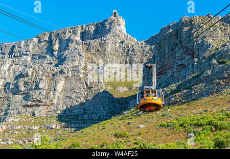 Un cavo auto con i turisti che sale fino al parco nazionale di Table Mountain e Cape Town, Sud Africa. Foto Stock