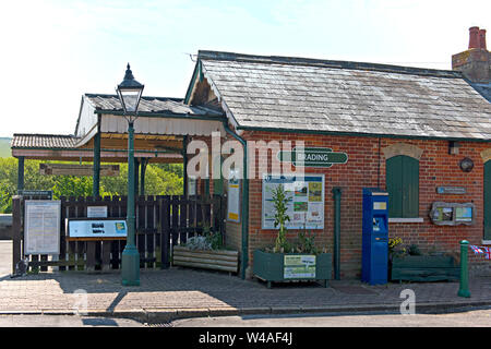 Brading Stazione Ferroviaria si trova sulla linea dell'isola da Ryde a Shanklin sull'Isola di Wight. Regno Unito Foto Stock