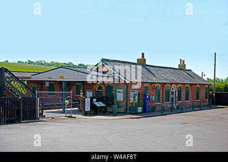 Brading Stazione Ferroviaria si trova sulla linea dell'isola da Ryde a Shanklin sull'Isola di Wight. Regno Unito Foto Stock