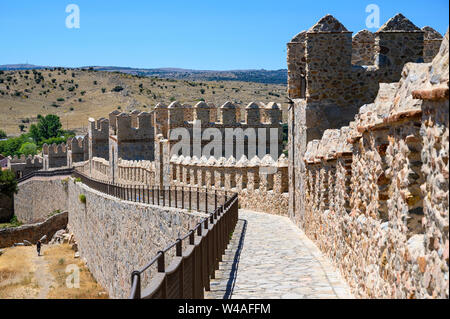 Il sentiero attorno al medeivil mura che circondano la città di Avila Castilla y Leon, Spagna Foto Stock