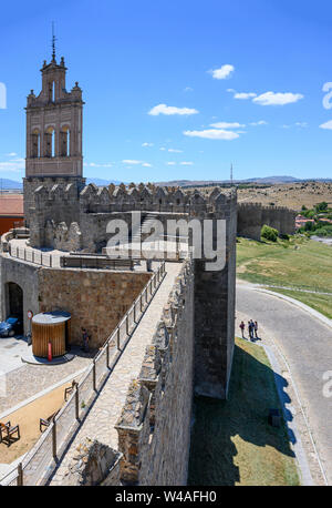 Il medeivil mura che circondano la città di Avila con la Puerta del Carmen e access point per la passeggiata lungo le mura sulla sinistra, Castilla y Leon, Spagna Foto Stock