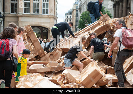 Guildhall Yard, Londra, Regno Unito. Il 21 luglio 2019. Olivier Grossetête, Volontari tirare verso il basso e contribuire a distruggere il 20m di cartone del popolo torre dall artista Olivier Grossetête in d. Credito: Quan Van/Alamy Live News Foto Stock