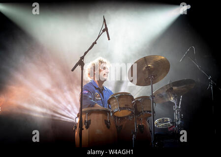 Simon Robinson ha suonato con la band Hello Cosmos al Blue Dot Festival 2019 (Jodrell Bank Observatory-Cheshire-UK) il 21st luglio 2019. Foto Stock