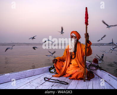 Varanasi, India - CIRCA NOVEMBRE 2018: Ritratto di un Sadhu in Varanasi. Il Sadhus o santo uomo sono ampiamente rispettato in India. Varanasi è la spiritua Foto Stock