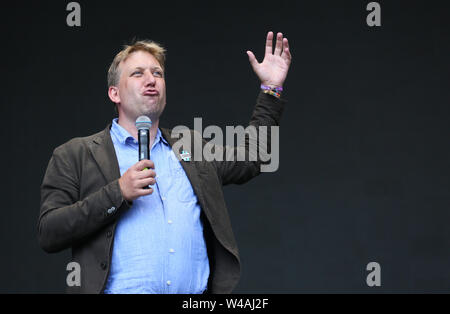 Macclesfield, Regno Unito, 21 luglio, 2019. Professore di astrofisica e cittadino della scienza, Chris Lintott, sul palco principale al quarto e ultimo giorno di Bluedot festival. Sul tema degli stranieri la folla fischiato quando il Professore ha dichiarato gli alieni non esistono. La famiglia festival offre intrattenimento per tutte le età con altoparlanti, esperimenti e musica. Il telescopio Lovell è sfondo al festival, Jodrell Bank, Macclesfield, Cheshire, Regno Unito. Credito: Barbara Cook/Alamy Live News Foto Stock