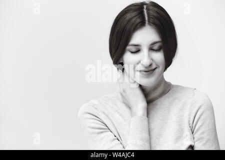 Bianco e nero ritratto di una bella donna caucasica a occhi chiusi Foto Stock