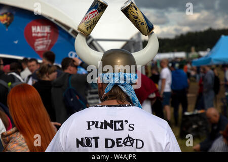 Regione di Tver, Russia. 19th, luglio 2019. La musica rock fans assistere ad un concerto presso il 2019 Nashestvie open air festival della musica rock nel villaggio di Bolshoye Zavidovo Foto Stock