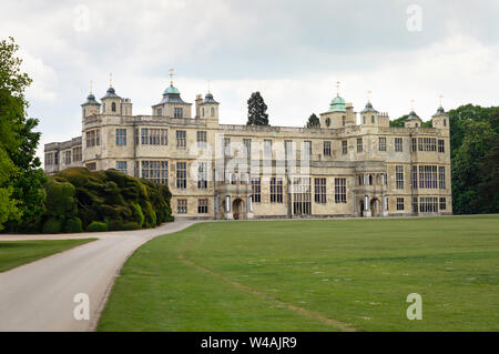 Facciata anteriore vista di Audley End House, Saffron Walden CB11 4JF, Regno Unito 15 Giugno 2019 Foto Stock