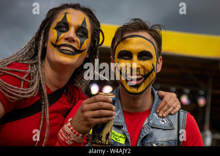 Regione di Tver, Russia. 20th, luglio 2019. La musica rock fans assistere ad un concerto presso il 2019 Nashestvie open air festival della musica rock nel villaggio di Bolshoye Zavidovo Foto Stock