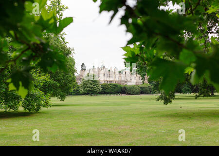 Facciata anteriore vista attraverso la struttura ad albero di Audley End House, Saffron Walden CB11 4JF, Regno Unito 15 Giugno 2019 Foto Stock