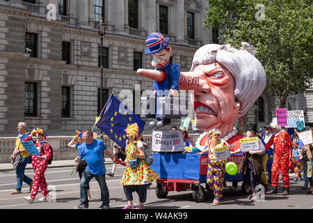 Effigie di Theresa Maggio vestito come Pinocchio, fotografato durante il 'Marco per cambiare' anti-Brexit protesta a Londra, Regno Unito Foto Stock