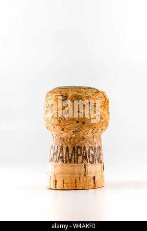 Tappo da bottiglia di champagne, isolato su uno sfondo bianco. Concetto di  oggetto per una festa o evento di capodanno 2016 Foto stock - Alamy