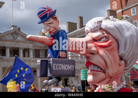 Effigie di Theresa Maggio vestito come Pinocchio, fotografato durante il 'Marco per cambiare' anti-Brexit protesta a Londra, Regno Unito Foto Stock