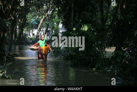 Tangail, Bangladesh. 21 Luglio, 2019. Una donna e suo figlio a piedi in un diluvio area interessata in seguito a pesanti piogge monsoniche a flood area interessata in Tangail.oltre un milione di persone sono state colpite da inondazioni innescato dalle piogge monsoniche e traboccante fiume nel nord, nord-est e regioni collinose in Bangladesh. Credito: Sultan Mahmud Mukut SOPA/images/ZUMA filo/Alamy Live News Foto Stock