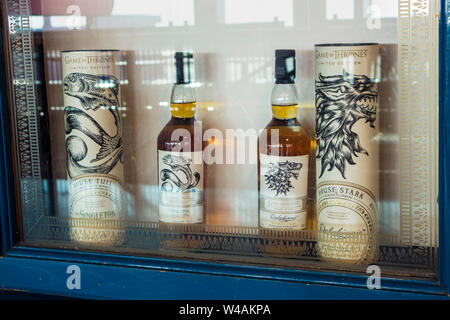 Helsinki Vantaa/ Finlandia-21LUG2019: Gioco di troni tema bere whisky impostare sulla finestra di visualizzazione da Talisker. Foto Stock