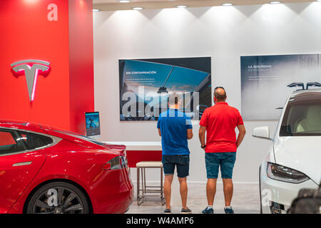 Valencia, Spagna - 21 Luglio 2019: due acquirenti di un modello di Tesla S auto elettrica sul display a Tesla valenziano store . Ecologia friendly veicolo. Foto Stock