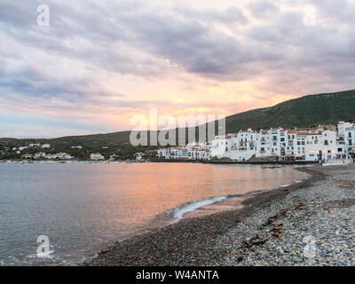 Tramonto nel villaggio di Cadaques. Il romanticismo nel Mar Mediterraneo. La città di Salvador Dali, in Costa Brava, Girona, Catalogna, Spagna. Foto Stock