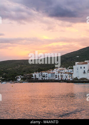 Tramonto nel villaggio di Cadaques. Il romanticismo nel Mar Mediterraneo. La città di Salvador Dali, in Costa Brava, Girona, Catalogna, Spagna. Foto Stock