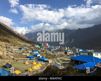 Si affacciano sul panorama della città di montagna in Himalaya con le nuvole Foto Stock