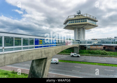 Architettura Brutalist del tutto racchiuso meteo ponte attraverso l'autostrada M6 e la Pennine Torre di Lancaster Forton Servizi Aperto nel 1965. Foto Stock