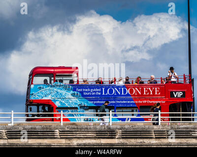 London Tourist Bus - un Open Top London Tourist Bus attraversa Waterloo Bridge sul fiume Tamigi Foto Stock