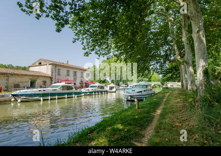 Vista del Canal du Midi, la Francia con numerose barche a motore legato lungo le rive Foto Stock