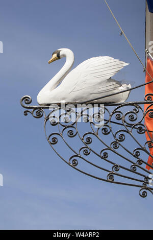 Il segno del cigno, al di fuori del Swan Hotel, Southwold, Suffolk Foto Stock