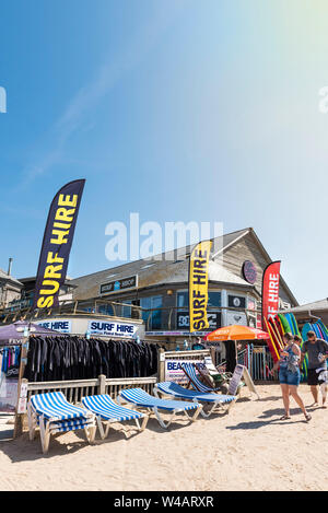 Tavole da surf, muta e lettini disponibili per il noleggio da Fistral Surf Noleggio a Newquay in Cornovaglia. Foto Stock