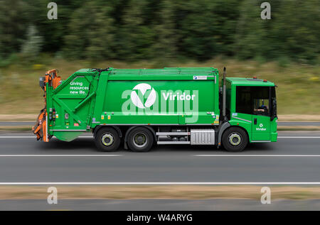 Un Viridor lo smaltimento dei rifiuti e camion di raccolta si sposta lungo la A556 strada in Alderley Edge, Cheshire, Regno Unito. Foto Stock