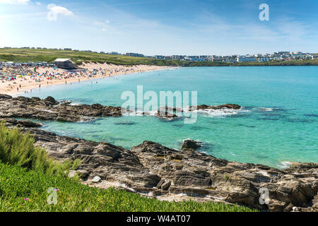 Il mare turchese in Fistral Bay a Newquay in Cornovaglia. Foto Stock