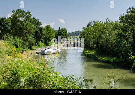 Un piacere con una barca a motore crociera lungo il Canal du Midi, Francia Foto Stock