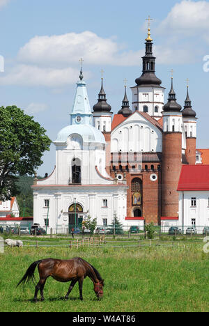 Gate-Belltower barocco costruisce appositamente nel XVII secolo e il Rinascimento Suprasl monastero ortodosso di annunciazione fondata nel XV secolo XVI in Suprasl, Po Foto Stock