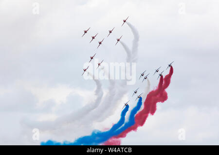 Le frecce rosse la formazione di volo con la Patrouille de France battenti il 20 luglio 2019 a RIAT 2019, RAF Fairford, Gloucestershire, Regno Unito Foto Stock