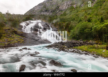 Cascata Tveitafossen potenti flussi in valle Husedalen, Kinsarvik, comune Ullensvang, Hordaland county, Norvegia cascata flussi potente ho Foto Stock