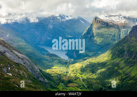 Vista del Fiordo di Geiranger con verde valle circondata da montagne, Geiranger, regione Sunnmore, More og Romsdal county, Norvegia Foto Stock