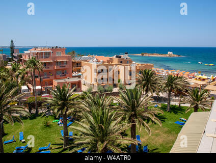 Malia. Creta, Grecia - Juni 18, 2019: spiaggia e hotel di lusso a Malia a Creta Grecia Foto Stock