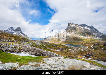Il passaggio tra le montagne con cime innevate intorno al lago Alnesvatnet panorama, il percorso di trolles, Trollstigen, Rauma comune, More og Romsdal, County, Foto Stock