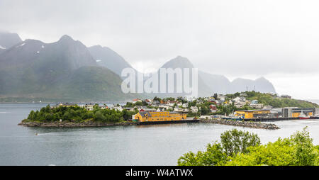 Husoy island village panorama con le montagne sullo sfondo, Senja isola, Troms County, Norvegia Foto Stock