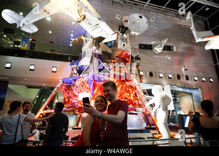 Washington DC, Stati Uniti d'America. 21 Luglio, 2019. Tour di visitatori lo Smithsonian National Air & Space Museum durante una tarda notte celebrazione per la commemorazione del cinquantesimo anniversario della missione Apollo 11 sbarco sulla luna in Washington, DC, Stati Uniti, il 21 luglio 2019. Credito: Ting Shen/Xinhua/Alamy Live News Foto Stock