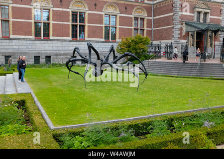 Accovacciato Spider 2003 da French-American artista Louise Bourgeois 1911-2010. Rijksmuseum Gardens, Amsterdam, Paesi Bassi. Foto Stock