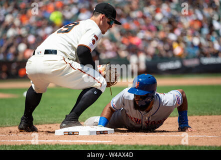 San Francisco, California, Stati Uniti d'America. 21 Luglio, 2019. New York Mets shorstop Amed Rosario (1) è mantenuta sulla prima base, durante un MLB baseball gioco tra il New York Mets e i San Francisco Giants presso Oracle Park di San Francisco, California. Valerie Shoaps/CSM/Alamy Live News Foto Stock