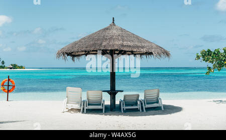 Paradiso caraibico spiaggia con ombrellone e amache Foto Stock