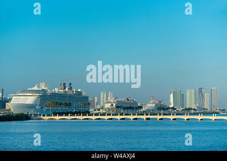 Navi da crociera in partenza Canale principale MACARTHUR CAUSEWAY Porto di Miami Florida USA Foto Stock