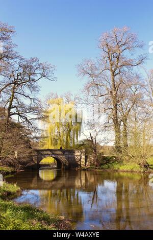 Ponte su un fiume al Attingham Park, Shropshire, Regno Unito Foto Stock