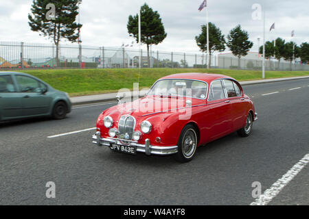 Fleetwood Festival dei trasporti - Tram domenica 2019 JFV 643E Jaguar MK 2 veicoli vintage e automobili frequentare il classic car show in Lancashire, Regno Unito Foto Stock