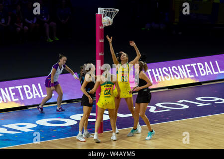 I giocatori in azione durante la finale tra Australia e Nuova Zelanda nel giorno 10 della vitalità Netball World Cup 2019, al M & S Bank Arena, Liverpool, in Inghilterra.Nuova Zelanda Australia beat: 52-51 Foto Stock