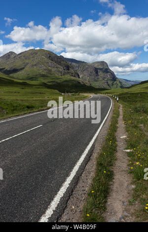 La strada attraverso Glen Coe Foto Stock