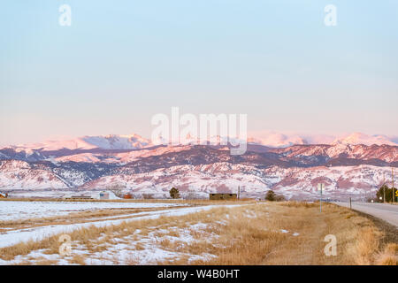 Bella Colorado sunrise con montagne innevate e cieli blu
